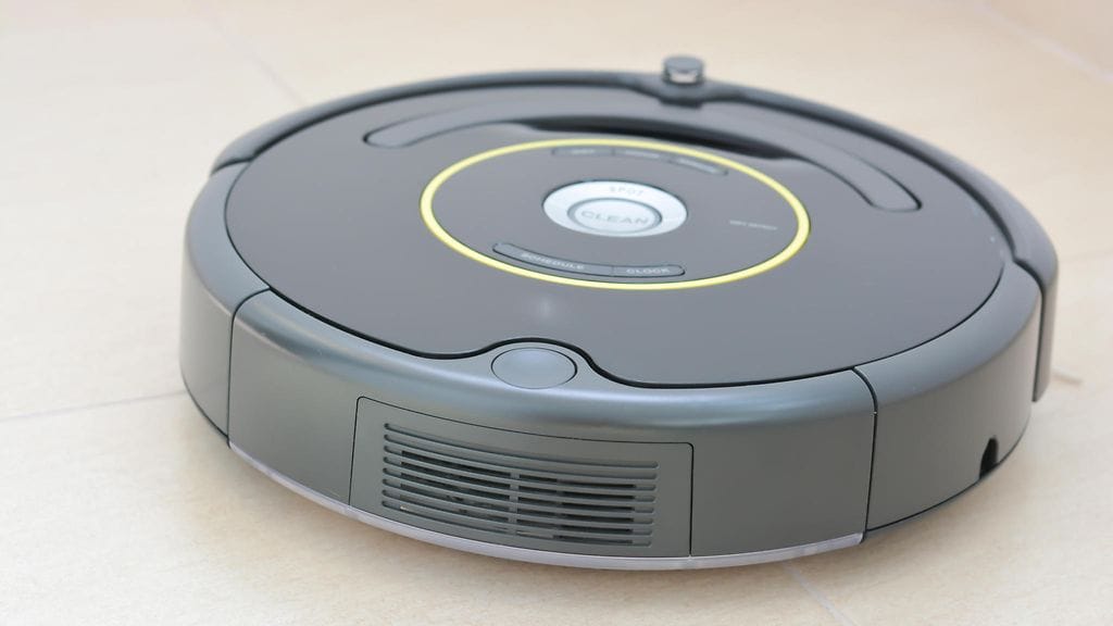 Pariskunnan alakerrassa kolisteli itsekseen päälle mennyt robotti-imuri. Kuvituskuva.