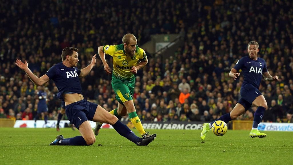 Teemu Pukki aiheutti vaaraa Tottenhamia vastaan.