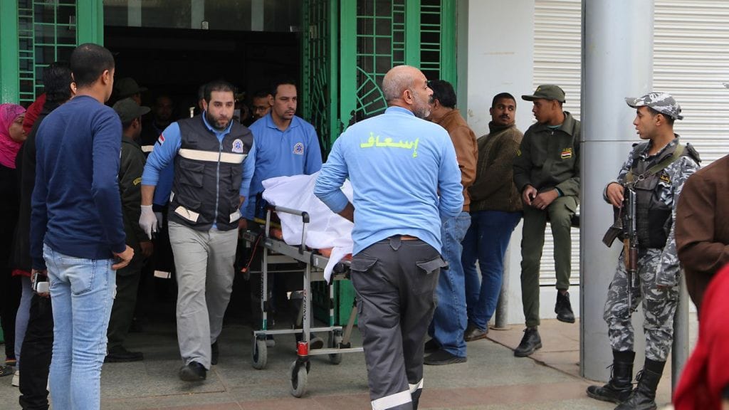 Egyptissä ainakin 28 ihmistä kuoli lauantaina kahdessa erillisessä kolarissa, kertovat mediat ja useat muut paikallislähteet.