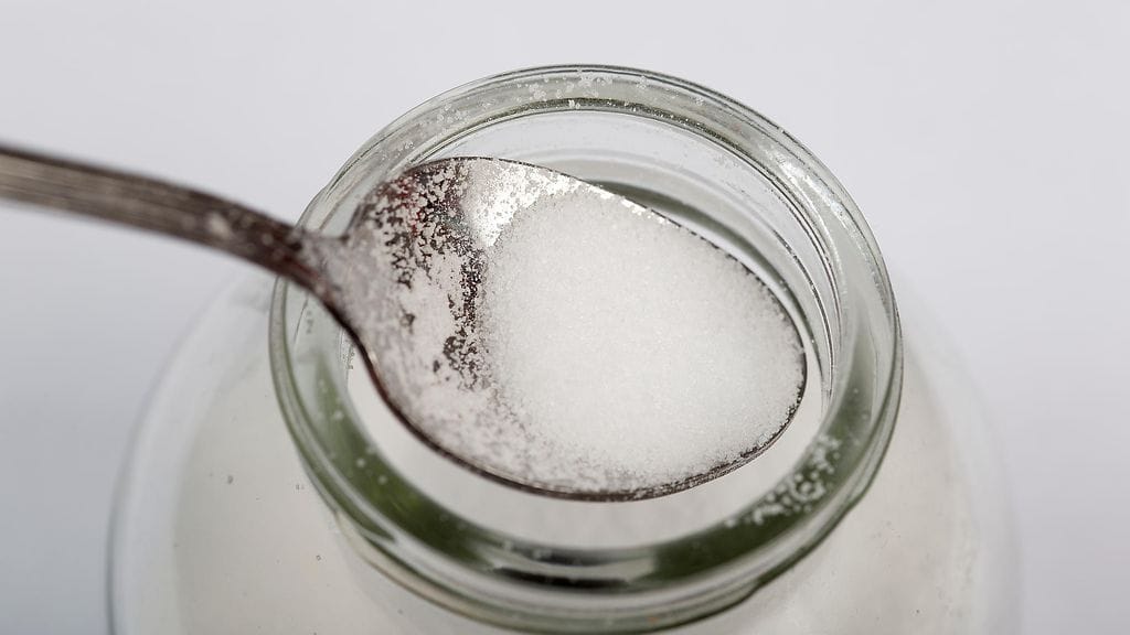 Lähes kaikki suomalaiset miehet ja naisistakin 96 prosenttia syövät liikaa suolaa, kerrotaan Terveyden ja hyvinvoinnin laitokselta (THL).