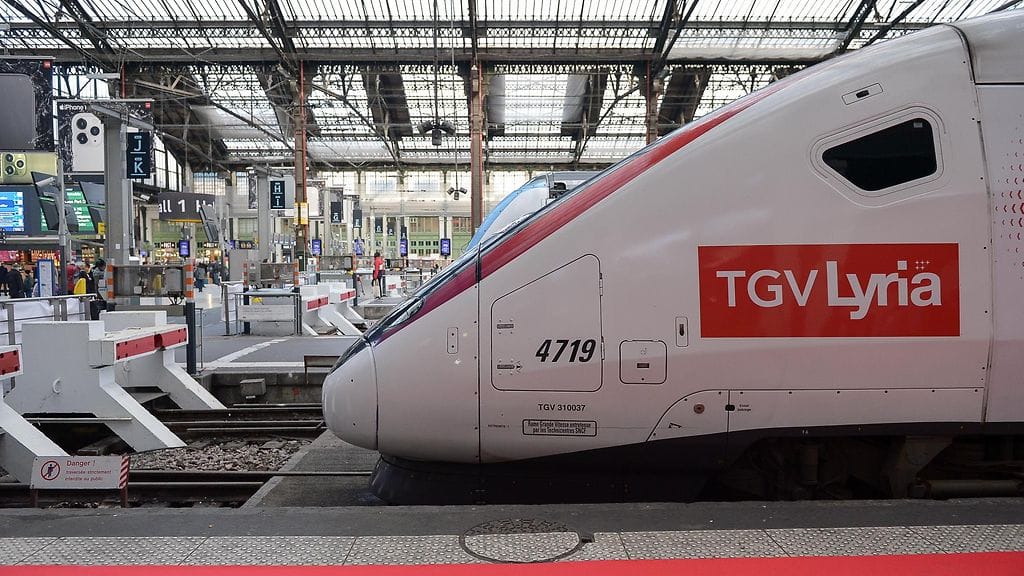 Lakot ovat lähes rampauttaneet maan julkisen liikenteen. Kuvituskuvassa TGV -juna.