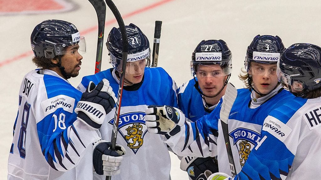 Patrik Puistola (toinen vasemmalta) ja Kristian Tanus (joukon keskimmäinen) ovat nakuttaneet kovia tehoja nuorten MM-kisoissa.