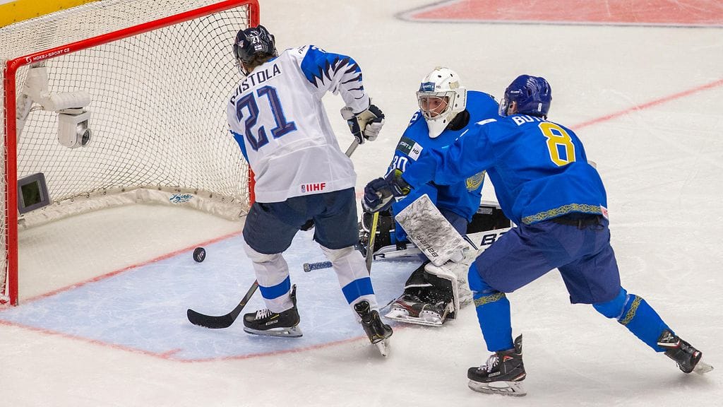 Patrik Puistola (numero 21) iski kaksi maalia, kun Suomi kaatoi Kazakstanin nuorten MM-kisoissa lukemin 7-1.