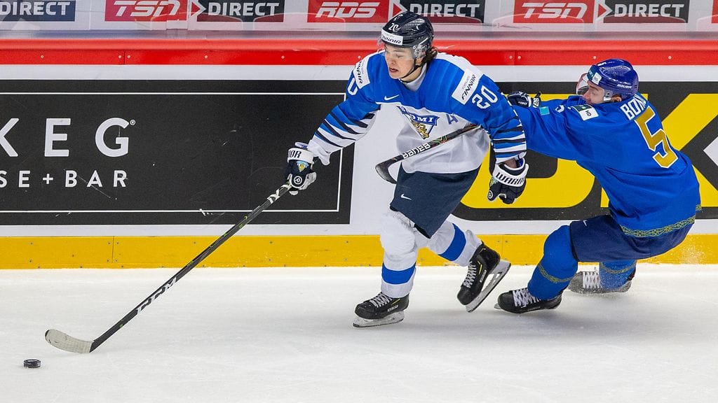 Matias Maccelli taituroi ottelussa Kazakstania vastaan.