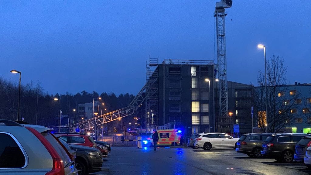 Suuri rakennusnosturin puomi kaatui rakenteilla olevan kerrostalon päälle Vantaan Tikkurilassa tänä aamuna.