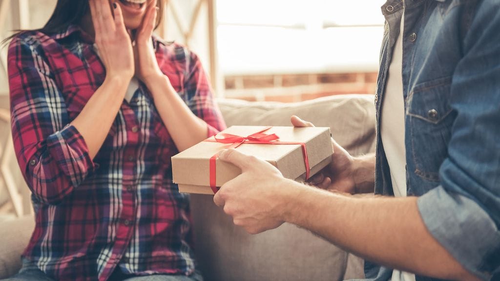 Iso-Britannian Yorkshiressa asuva Javed Easton, 40, päätti ostaa tyttöystävälleen Chloelle, 28, lahjaksi siivoustarvikkeita. Hän oli käärinyt harjan, mopin, rikkalapion, siivoushansikkaat, vessaharjan sekä silitysraudan lahjapaperiin ja asettanut ne keittiön lattialle.