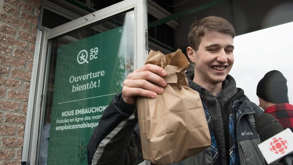 Nuori mies osti pussillisen marihuanaa Quebec Cityssä lokakuussa 2018, kun Kanada laillisti kannabiksen.