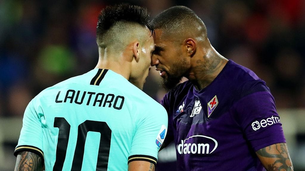 Kevin-Prince Boateng (oik.) ottamassa yhteen Interin Lautaro Martinezin kanssa.