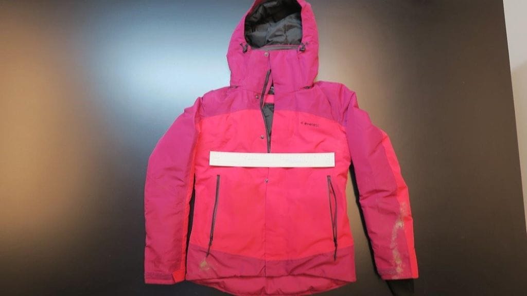 Naisen takki löytyi polun varresta tapahtuneen jälkeen.