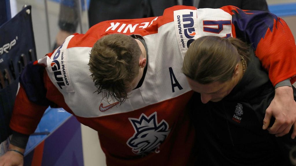 Jan Jenik poistui tuskissaan kaukalosta Tshekin kohdatessa Yhdysvallat nuorten MM-kisoissa.