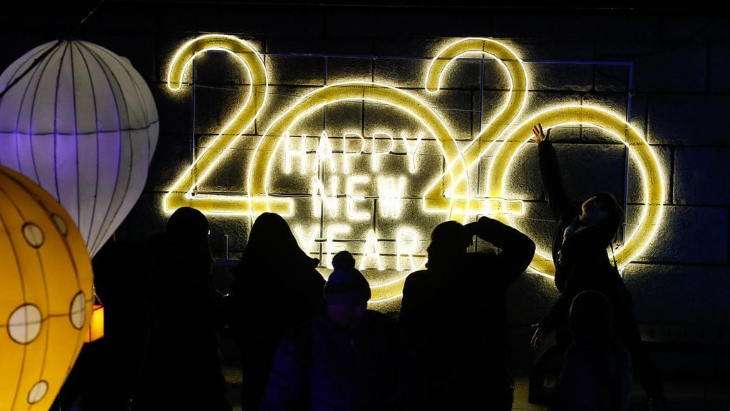 Etelä-Koreassa ihmiset osallistuivat perinteiseen kellonsoittoseremoniaan, joka on merkki uuden vuoden alkamisesta. Soulissa juhlassa esiintyi myös maan pop-tähtiä.