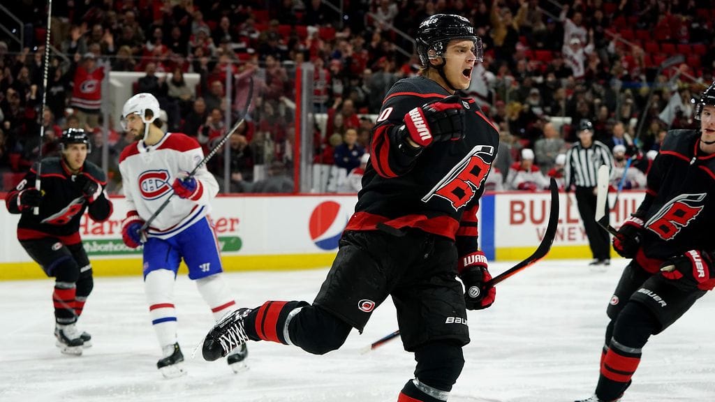 Sebastian Aho tuulettaa maaliaan.