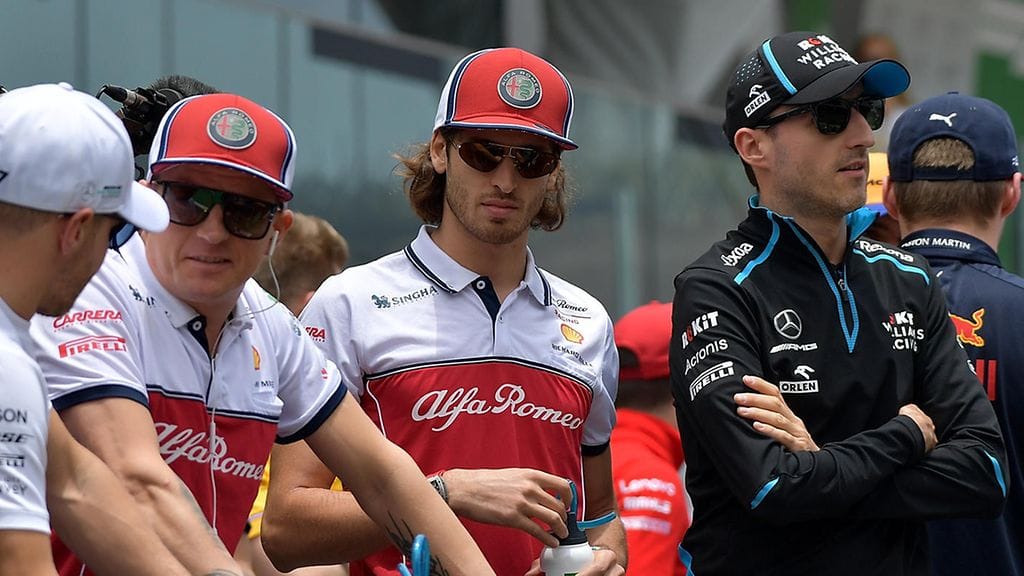 Robert Kubica (oik.) liittyy Alfa Romeon kuskikolmikkoon Kimi Räikkösen ja Antonio Giovinazzin taustalle.