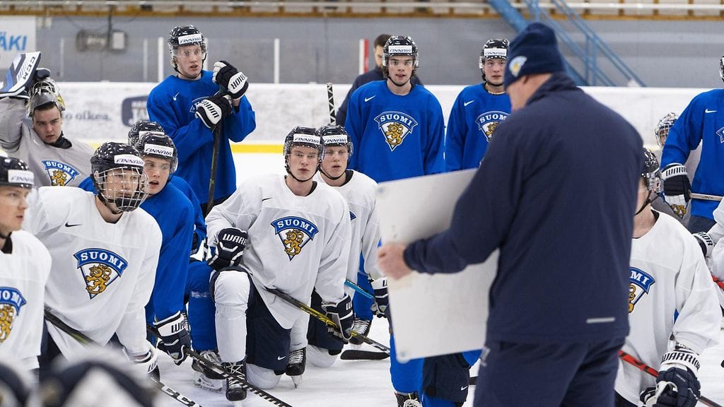 Raimo Helminen kaivaa taktiikkataulun esiin USA:ta vastaan.
