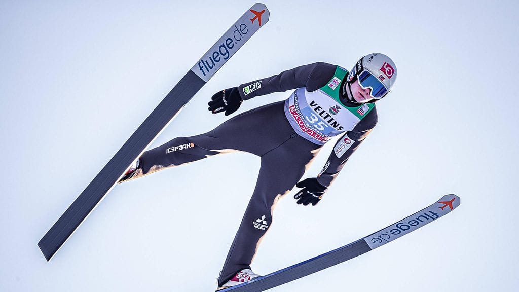 Marius Lindvik hyppäsi yllätysvoittoon.