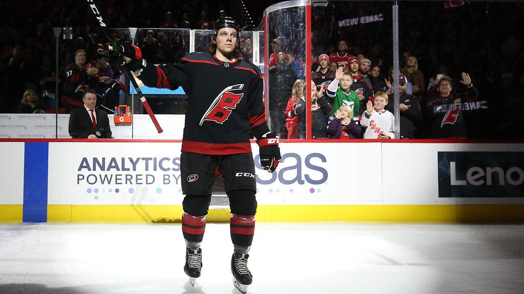 Erik Haula valittiin ottelun parhaaksi pelaajaksi palattuaan kaukaloon perhettä kohdanneen tragedian jälkeen.