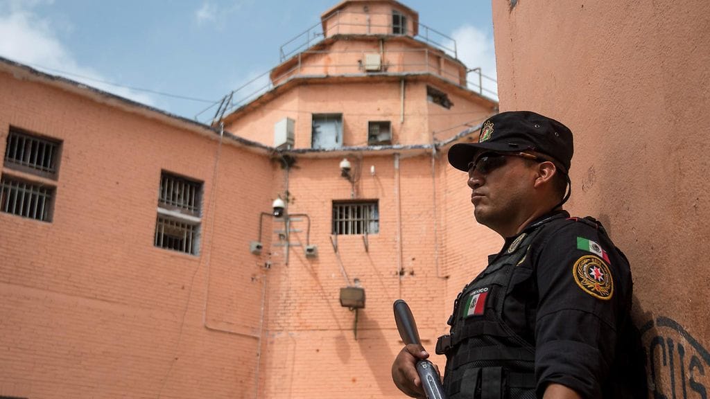 Huumeisiin liittyvä väkivalta pitää Meksikoa otteessaan. Paikallisten mediatietojen mukaan nyt tapahtuneessa vankilatappelussa olisi ollut kahden kilpailevan huumekartellin välisestä yhteydenotosta. Kuva Topo Chicon vankilasta Monterreystä.