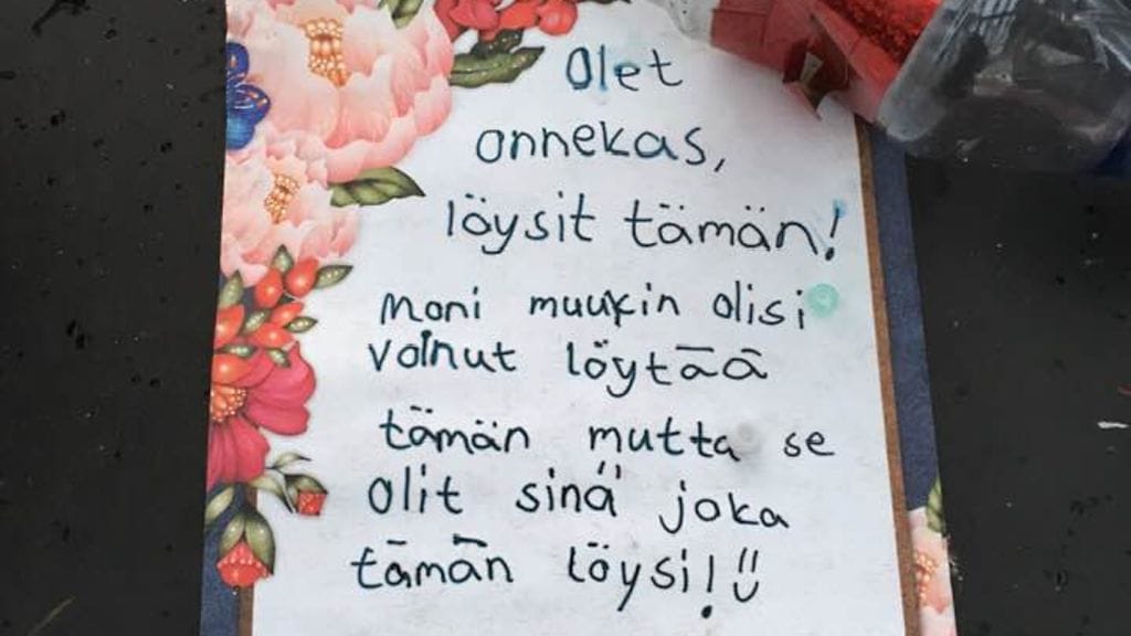 Sari Tapiola löysi vuoden ensimmäisenä päivänä mökkirannastaan pullon, jonka sisällä oli helmiä, höyheniä ja hauska viesti.