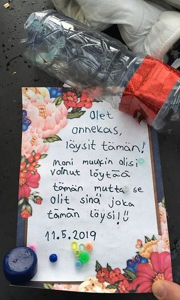 Sari Tapiola löysi vuoden ensimmäisenä päivänä mökkirannastaan pullon, jonka sisällä oli helmiä, höyheniä ja iloinen viesti.