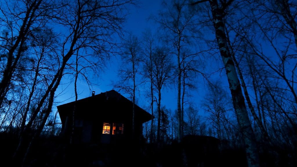 Mökkinaapuri oli soittanut hätäkeskukseen ja pyytänyt poliisia saapumaan nopeasti paikalle. Kuvituskuva.