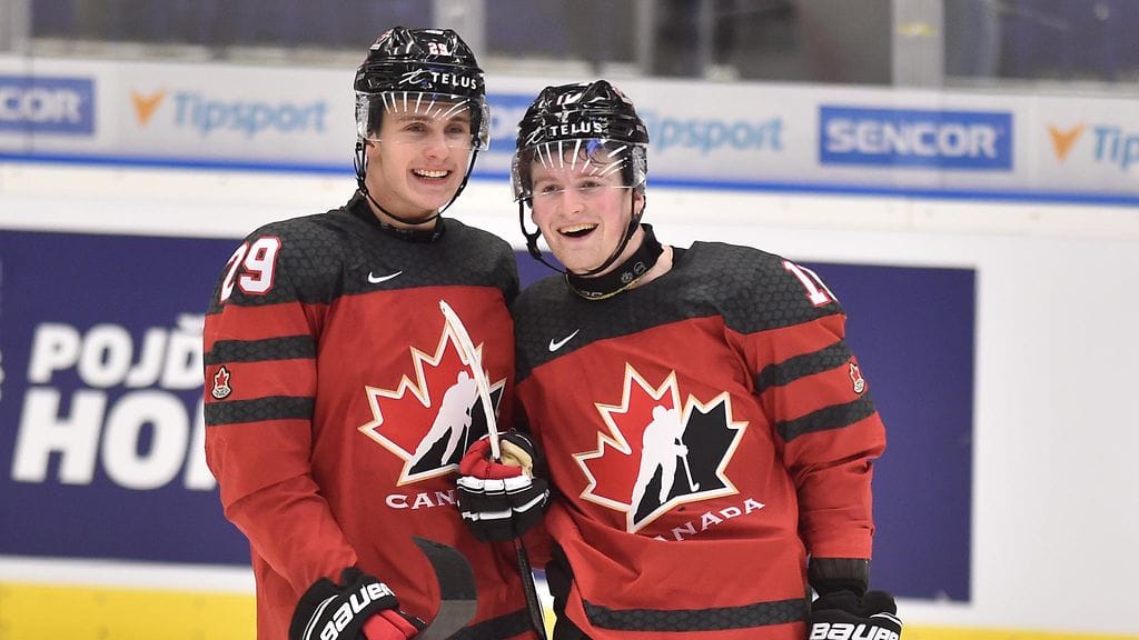Nolan Foote (vasemmalla) lensi välittömästi pihalle nuorten MM-kisojen puolivälieräottelussa Slovakiaa vastaan.