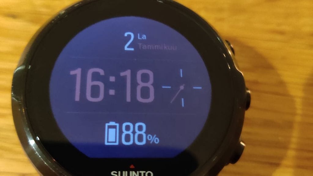 Suunto-älykellot aloittivat sekoilunsa vuoden vaihduttua. Tänään torstaina 2. tammikuuta digitaalisissa kelloissa on ilmoitettu päiväksi lauantaita. Kuva: Lukijan kuva.