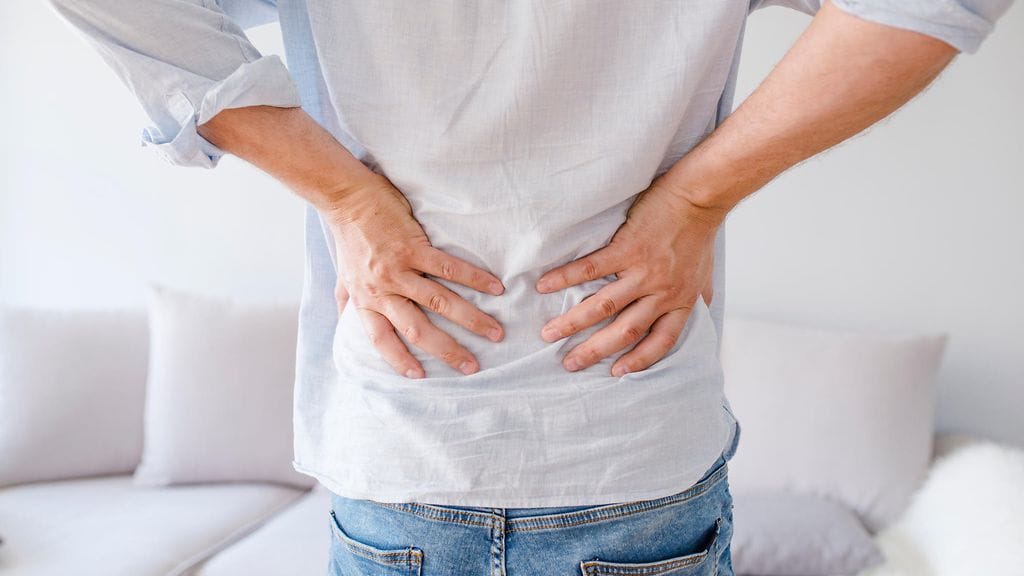 Miehen alaselkään kasvoi 14 senttinen sarvi ihosyövän seurauksena. Kuvituskuva.