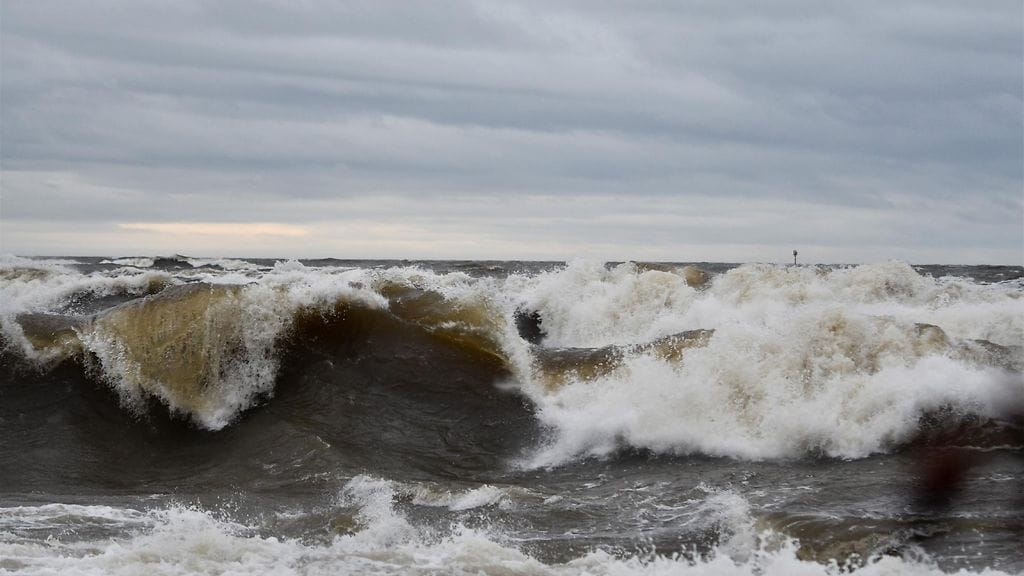 Aallokkoa ja myrskytuulta Kallossa. Lukijan kuva: Matti Nurmi, Pori