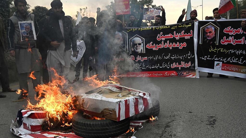 Islamabad USA lippu poltto tuli 3.1.2019