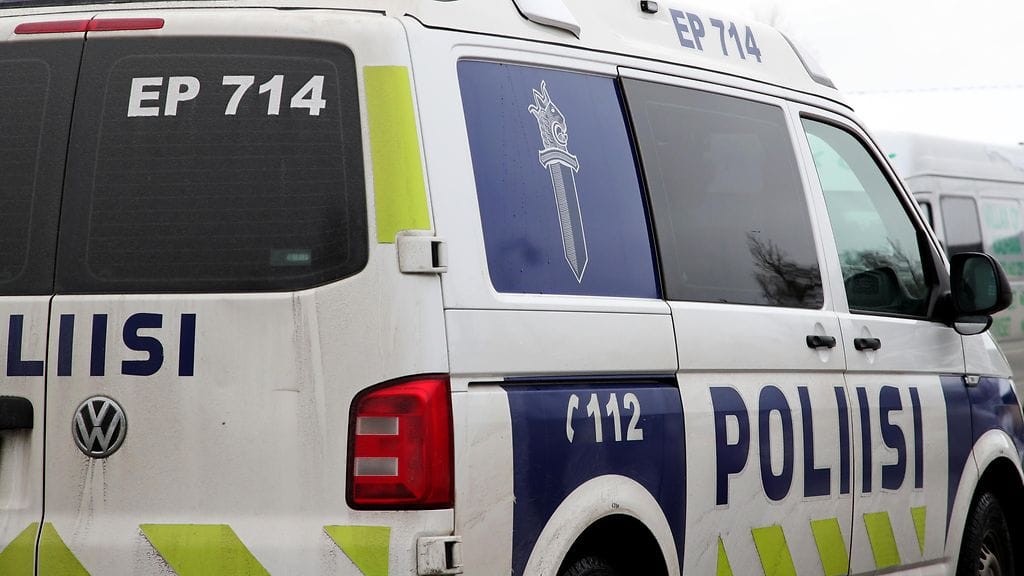 Poliisi tutkii onnettomuutta liikenneturvallisuuden vaarantamisena. Kuvituskuva.