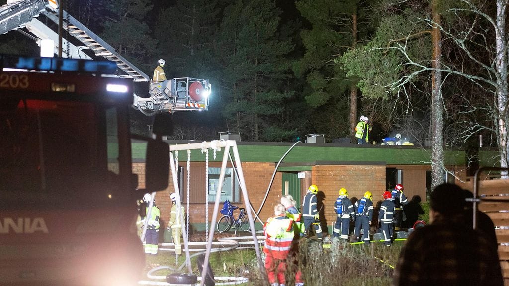 Palastuslaitos palopaikalla tänään alkuillasta. Kuva: Sasu Mäkinen