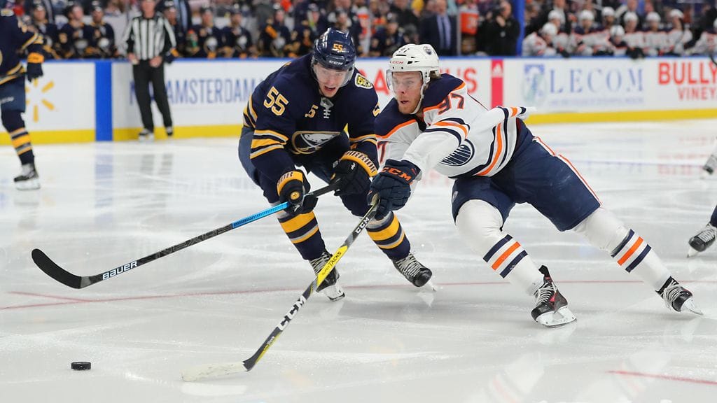 Rasmus Ristolainen ja Connor McDavid väänsivät kiekosta.