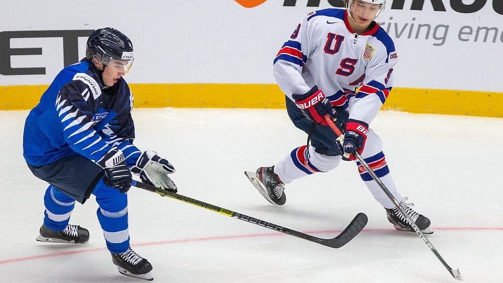 Nuorten Leijonien Ville Heinola piti USA:n hyökkääjän Trevor Zegrasin kurissa.