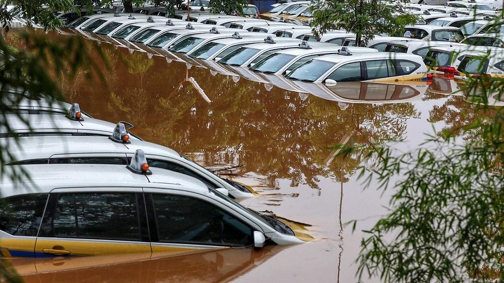 Rankkasateet alkoivat uudenvuodenaattona ja ne ovat saaneet aikaan tulvia ja maavyöryjä Indonesiassa.