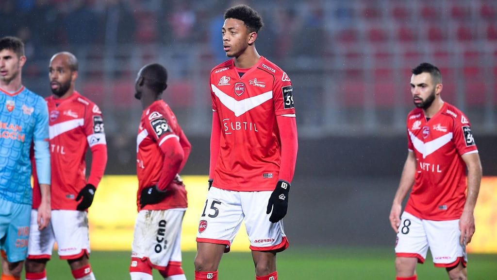 Nathael Julan (keskellä) on poissa.