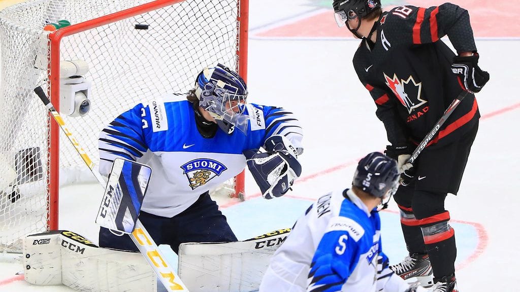 Kanada heilutteli maaliverkkoja nuorten MM-kisojen välieräottelussa Suomea vastaan.