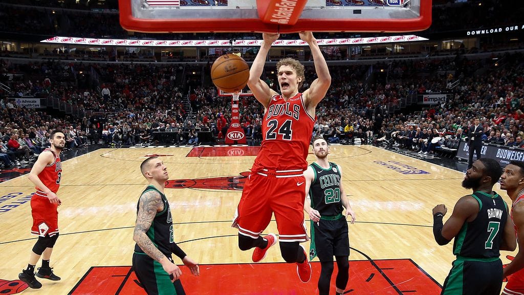 Lauri Markkanen donkkihommissa Boston Celticsia vastaan.
