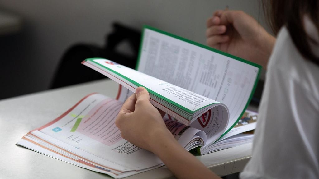 Hallituksen on tarkoitus nostaa oppivelvollisuusikä 18 ikävuoteen, mutta uudistuksen tiellä on vielä paljon avoimia kysymyksiä.