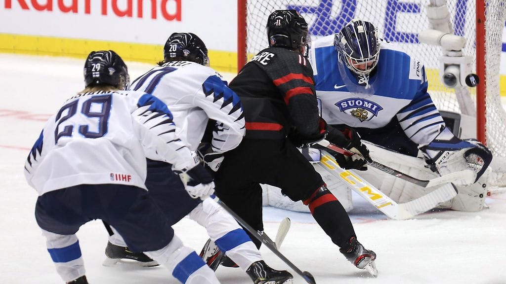 Kim Nousiainen ja Matias Maccelli olivat myöhässä, kun Alexis Lafreniere nousi maalintekopaikkaan.