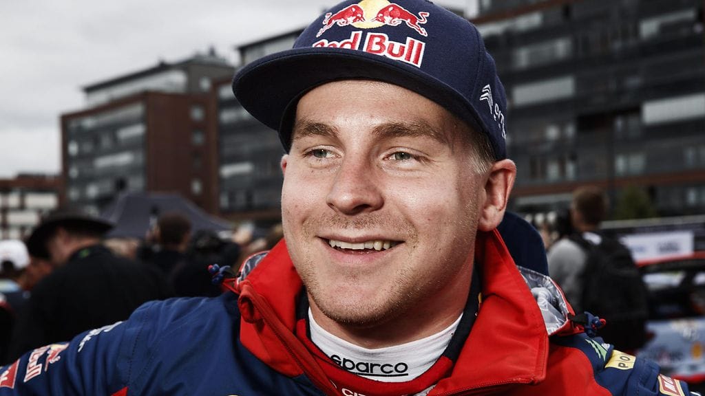 Esapekka Lappi nautiskeli päästessään uuden auton rattiin.