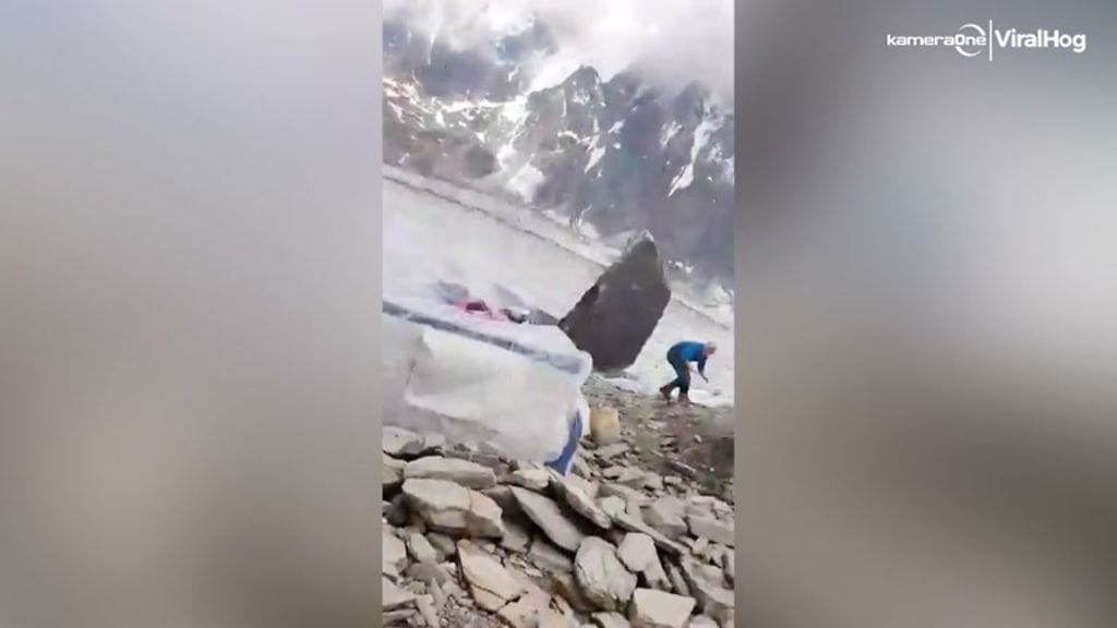 Valtava kivenlohkare vyöryi kiipeilijöiden leirin ylitse Pakistanissa.