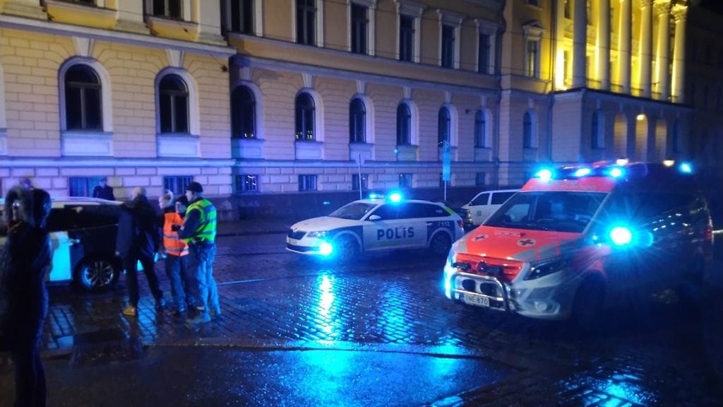 Pelastuslaitoksen mukaan paikan päälle lähti ambulansseja ja poliiseja.