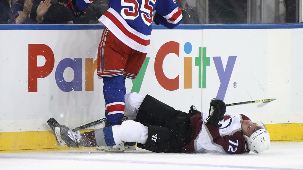 Ryan Lindgren taklasi Joonas Donskoita päähän.