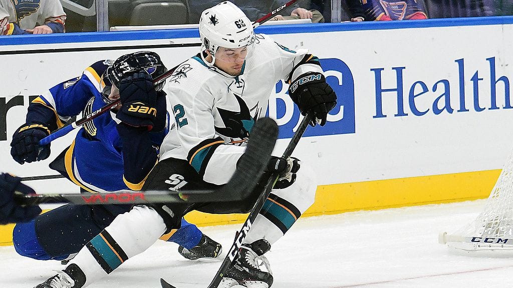 St. Louis Bluesin Niko Mikkola ja San Jose Sharksin Kevin Labanc väänsivät suomalaispuolustajan avausottelussa.