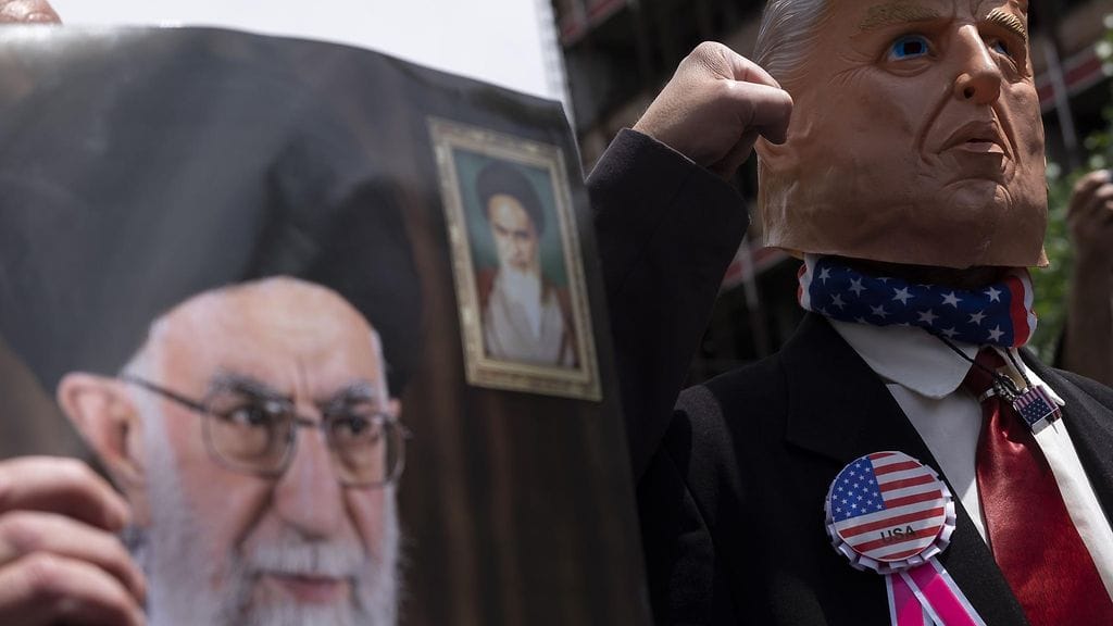 Yhdysvallat haluaa kammeta Iranin ylimmän johtajan ajatolla Ali Khamenein vallasta, vaikka muuta sanookin, kirjoittaa MTV Uutisten toimittaja Tuomo Hyttinen.