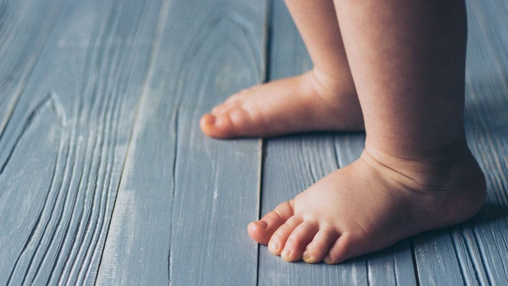 Medioissa on uutisoitu Kanariansaarilla Teneriffan Playa Paraison lomakohteessa kuvatusta videosta, jolla näkyy, miten taapero kävelee rakennuksen ulkopuolella viidennessä kerroksessa kapealla reunuksella noin 12 metrin korkeudessa.