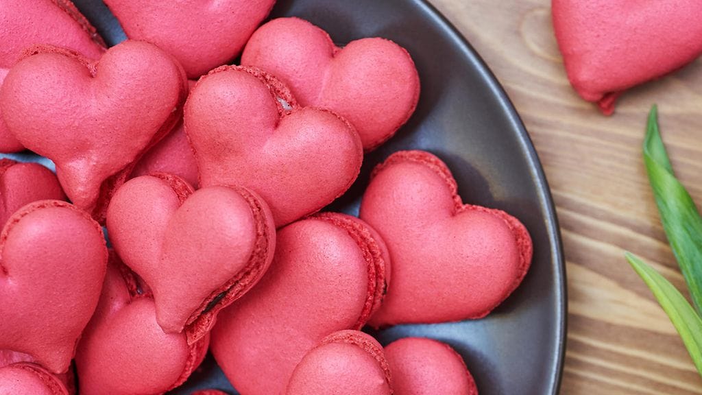 Emma yritti valmistaa sydämen muotoisia macarons-leivoksia, mutta lopputulos muistutti jotain muuta. Kuvituskuva.