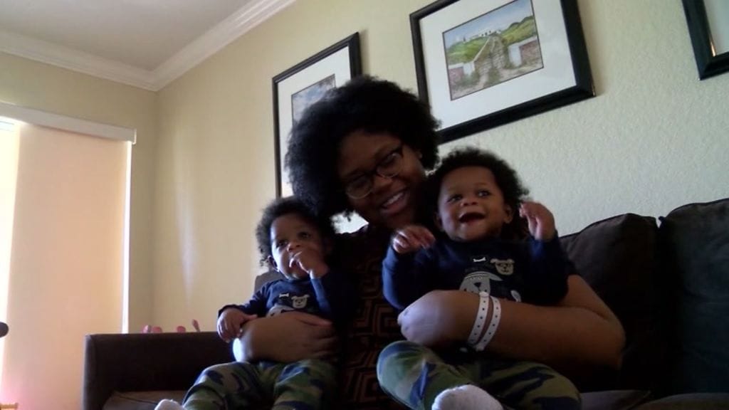 Äiti kaksosten kanssa