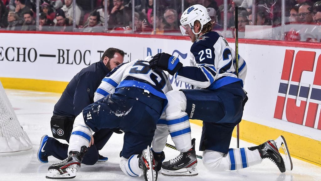 Patrik Laine (oik.) auttoi Mark Scheifelea ikävän tapauksen jälkeen.
