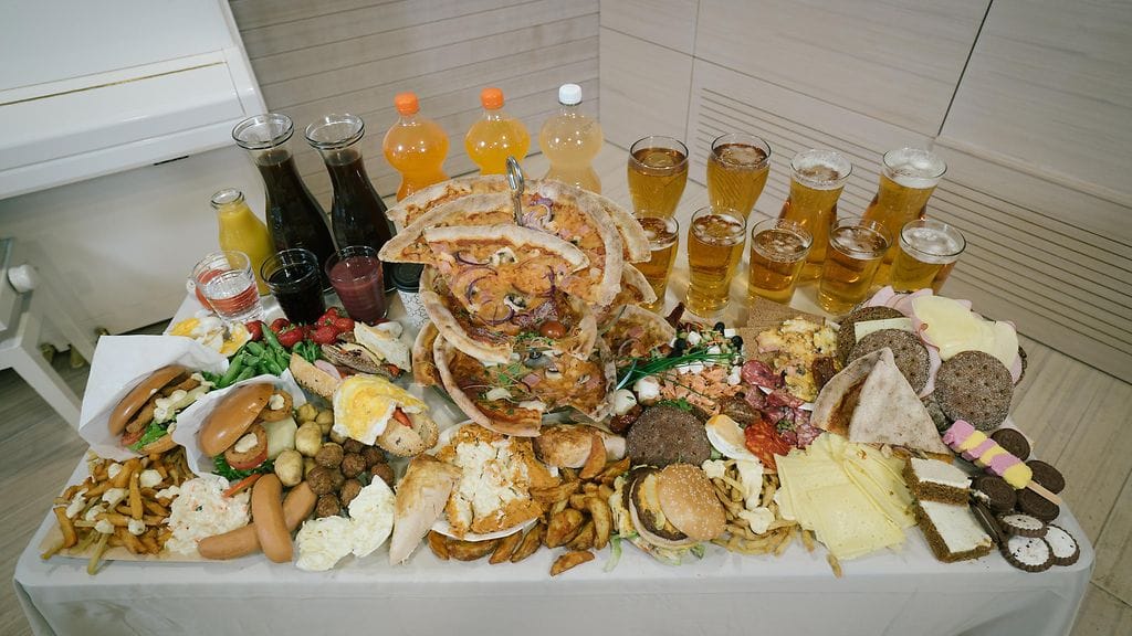 Olet_mita_syot_S2_EPS5_kari_kanala_002_poyta